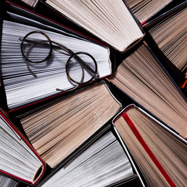 Karanlık bir arka plan üzerinde renkli kalın açık kitap standı — Stok fotoğraf