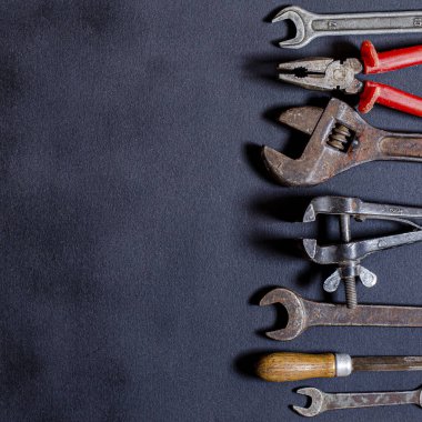 Ev koşullarında onarım ve yeniden yapılandırma araçları siyah arkaplanda yatar