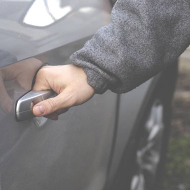 Erkek eli gümüş renkli arabanın kapısını açar.