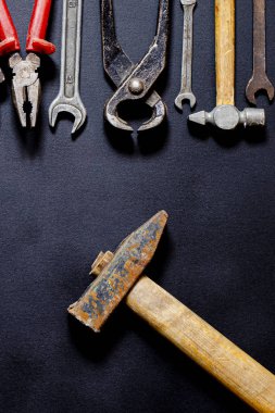 Ev koşullarında onarım ve yeniden yapılandırma araçları siyah arkaplanda yatar