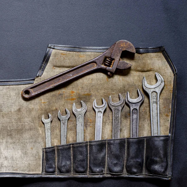 Kit de herramientas vintage para la reparación y reconstrucción en casa se encuentran sobre un fondo negro —  Fotos de Stock