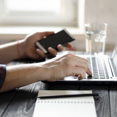 İşadamı Desk üzerinde home ofis iş çalışan