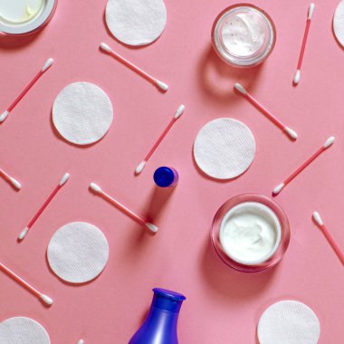 Yüz bakımı konsepti. Üst görünüm, arka planda çeşitli yüz kozmetik ürünleri bulunan düz arkaplan