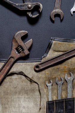 Evde tamir ve yeniden yapılandırma için kullanılan vintage araç kiti siyah bir arkaplanda yatar