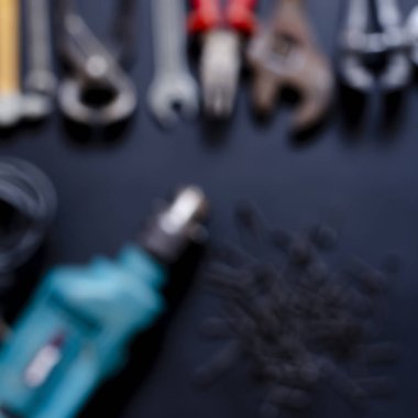 Bulanık. Ev koşullarında onarım ve yeniden yapılandırma araçları siyah arkaplanda yatar