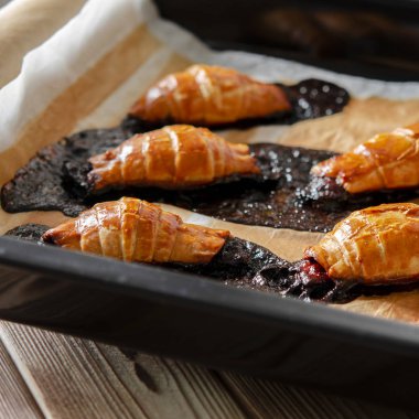 Dut dolgulu kruvasan pişirme denemesinde başarısız oldu. Mutfağa. Tatlı.