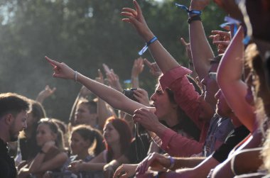 15 Temmuz 2016, Kiev, Ukrayna - Atlas Hafta sonu Uluslararası Müzik Festivali. İnsanlar açık gökyüzünde dans ediyor.