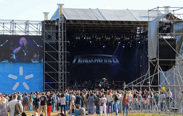 15 Temmuz 2016, Kiev, Ukrayna - Atlas Hafta sonu Uluslararası Müzik Festivali. İnsanlar açık gökyüzünde dans ediyor.