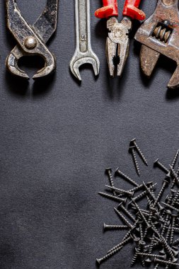 Koyu arkaplan görünümlü inşaat işçisi araçları. Konsepti sil