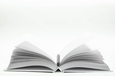 Beyaz tasarım kağıdının arkaplanındaki boş kare kataloğun bir kopyası. Açık beyaz bir kitap beyaz bir arkaplanda yatıyor. yakın plan