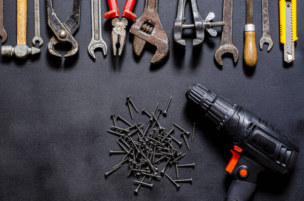 Инструменты строителя на темном фоне сверху. Концепция Remodel
