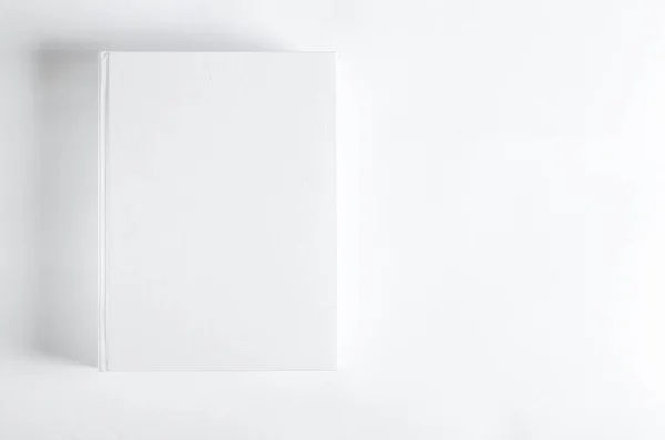 Beyaz Desenli Kağıt Arkaplanda Kapalı Kare Kitabın Bir Kopyası Duvar — Stok fotoğraf