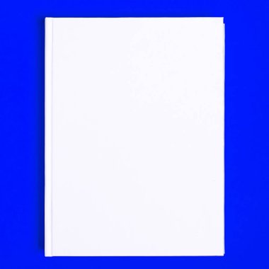 Beyaz desenli kağıt arkaplanda kapalı kare kitabın bir kopyası. Parlak mavi arkaplanda boş kare kapak şablonu