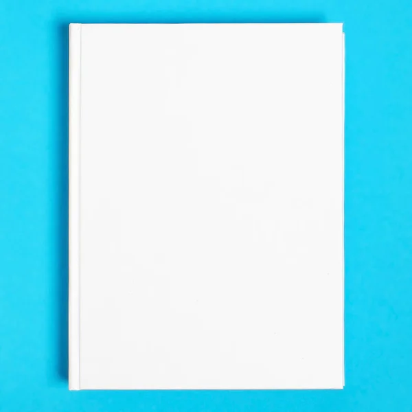 Beyaz Desenli Kağıt Arkaplanda Kapalı Kare Kitabın Bir Kopyası Parlak — Stok fotoğraf