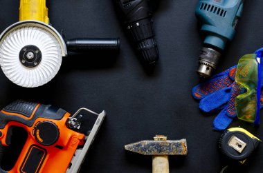 Ev ve iş tamiratı için bir takım aletler. Konsepti sil