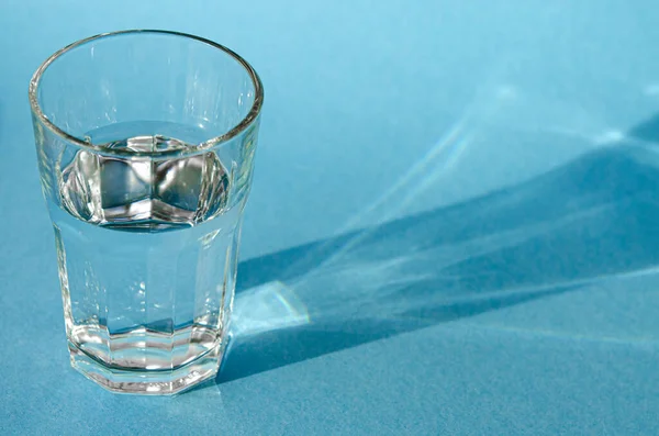 Ein Glas Mit Klarem Klarem Wasser Steht Auf Blauem Hintergrund — Stockfoto