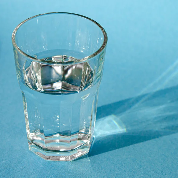 Ein Glas Mit Klarem Klarem Wasser Steht Auf Blauem Hintergrund — Stockfoto