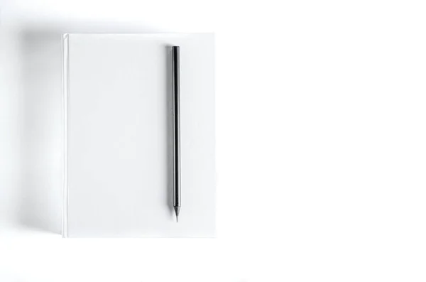 Mockup Libro Cuadrado Blanco Cerrado Lápiz Negro Fondo Papel Texturizado — Foto de Stock