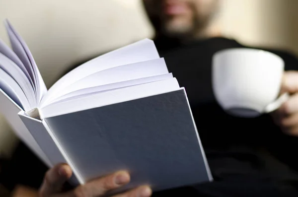 Libro Blanco Abierto Está Listo Para Ser Leído Manos Hombre — Foto de Stock