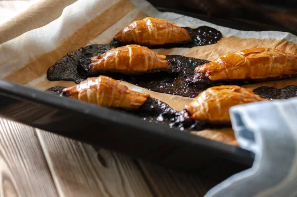 Dut dolgulu kruvasan pişirme denemesinde başarısız oldu. Mutfağa. Tatlı.