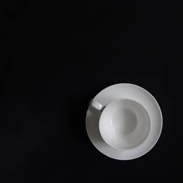 Una Tazza Caffè Ceramica Bianca Trova Uno Sfondo Nero Primo — Foto Stock
