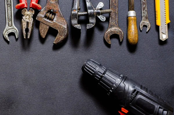 Handwerkzeuge Für Reparatur Und Wiederaufbau Häuslichen Umfeld Liegen Auf Schwarzem — Stockfoto