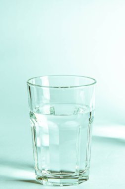 Bardaktaki saf temiz su ve sürahi beyaz arka planda duruyor. izole