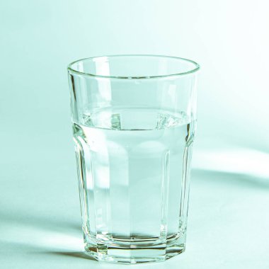 Bardaktaki saf temiz su ve sürahi beyaz arka planda duruyor. izole