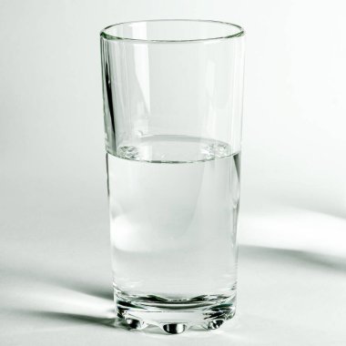 Bardaktaki saf temiz su ve sürahi beyaz arka planda duruyor. izole