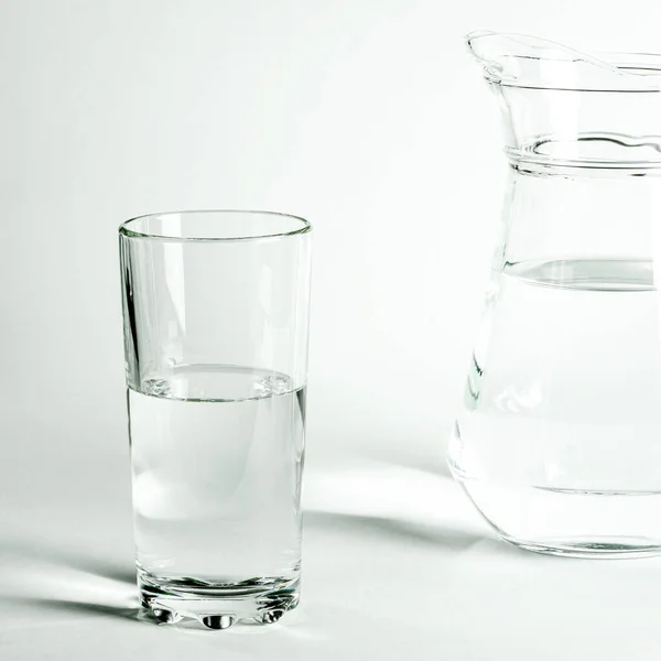 Acqua Limpida Pura Bicchiere Una Brocca Sta Uno Sfondo Bianco — Foto Stock
