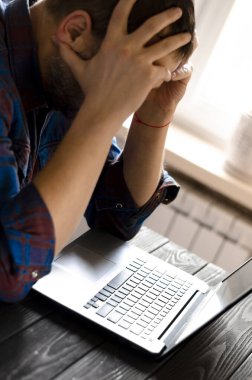 Freelancer koronavirüs salgını sırasında merkezde çalışıyor. Beyaz arkaplan görünümünde boş ekran ile laptop aç