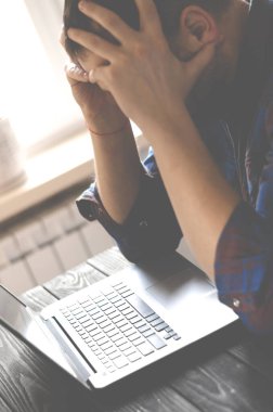 Freelancer koronavirüs salgını sırasında merkezde çalışıyor. Beyaz arkaplan görünümünde boş ekran ile laptop aç