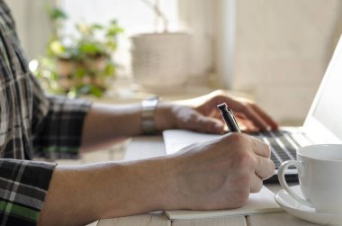 Freelancer koronavirüs salgını sırasında merkezde çalışıyor. Beyaz arkaplan görünümünde boş ekran ile laptop aç