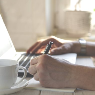 Freelancer koronavirüs salgını sırasında merkezde çalışıyor. Beyaz arkaplan görünümünde boş ekran ile laptop aç