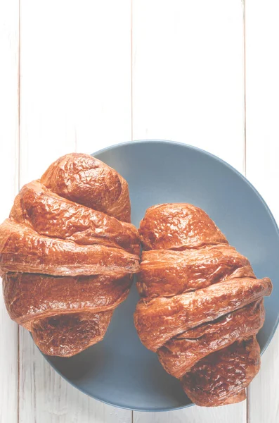 Homemade Pastries Ruddy Croissants Lie Blue Plate Stands White Wooden — Stock Photo, Image
