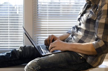 Freelancer ofisteki bir dizüstü bilgisayarda çalışıyor. Bilgisayarda iş çalışması