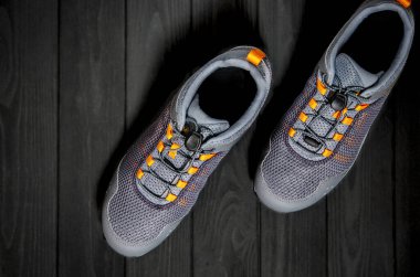 Spor ve turizm için spor ayakkabıları koyu bir arka planda duruyor. Spor ayakkabılar