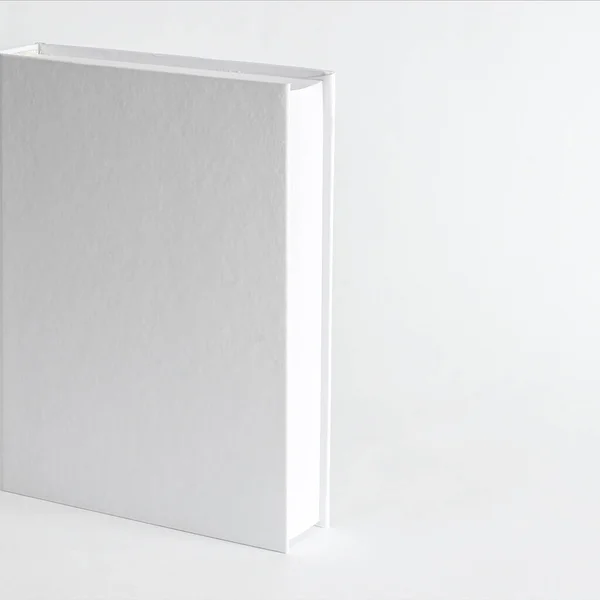 Maquette Livre Carré Vierge Fermé Sur Fond Papier Texturé Blanc — Photo