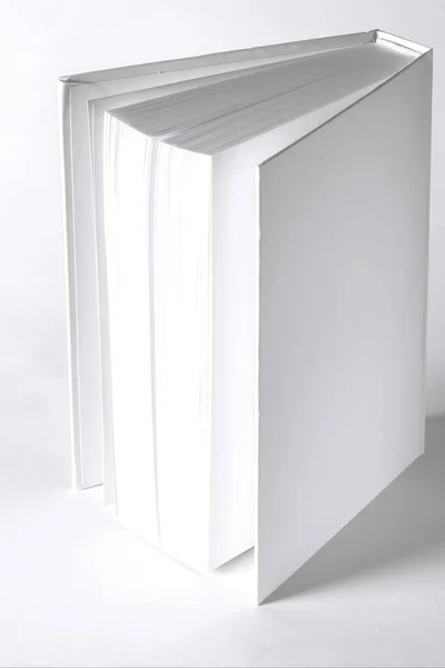 Mockup Chiuso Libro Quadrato Bianco Sfondo Bianco Carta Strutturata Modello — Foto Stock