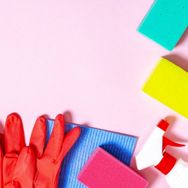 Mutfak, banyo ve diğer odaların farklı yüzeyleri için renkli temizlik seti. Yeşil arka planda mesaj veya logo için boş bir yer. Temizlik hizmeti konsepti. Üst görünüm