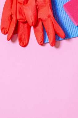 Mutfak, banyo ve diğer odaların farklı yüzeyleri için renkli temizlik seti. Yeşil arka planda mesaj veya logo için boş bir yer. Temizlik hizmeti konsepti. Üst görünüm