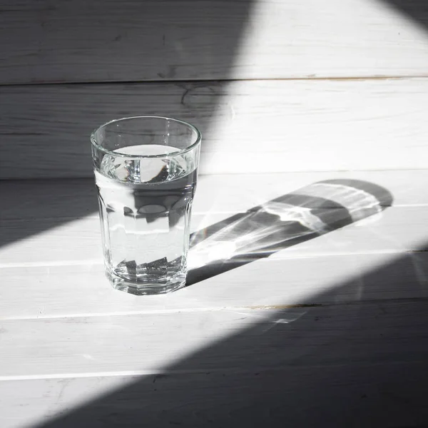 Copo Água Limpa Limpa Fica Fundo Madeira Branco Com Sombras — Fotografia de Stock