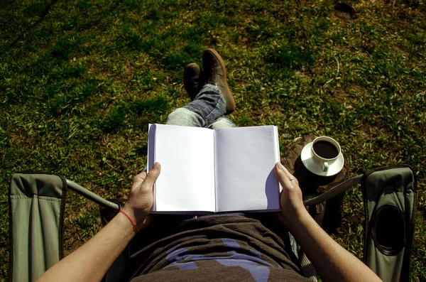 Trabalho Freelance Freelancer Com Caderno Branco Uma Xícara Branca Café — Fotografia de Stock