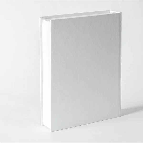 白い質感の紙の背景に閉じた空白の正方形の本のモックアップ 白い背景に空白の正方形の表紙の本のテンプレート — ストック写真