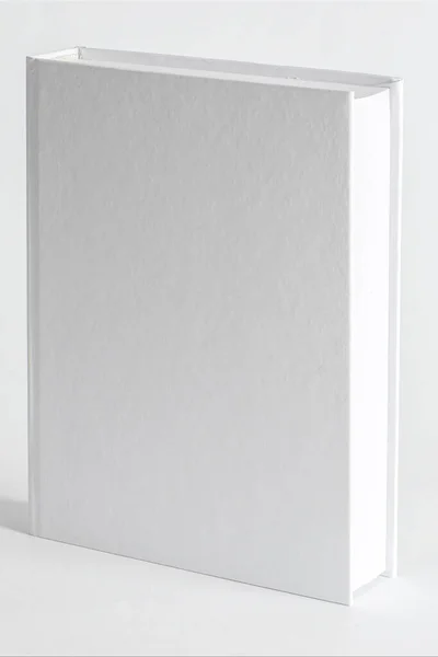 Attrappe Eines Geschlossenen Leeren Quadratischen Buches Auf Weißem Strukturiertem Papierhintergrund — Stockfoto