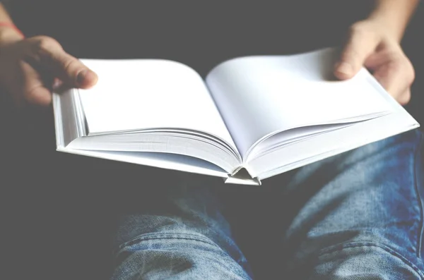 Las Manos Los Hombres Sostienen Libro Blanco Primer Plano — Foto de Stock