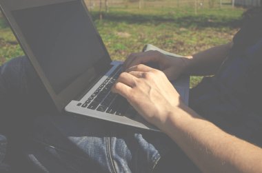 Evde çalışmak, ortak çalışma alanı, konsept fotoğrafçılık. Gençler, erkek bağımsızlar ev bahçesinde dizüstü bilgisayarlar ve bilgisayarlar üzerinde çalışıyorlar..