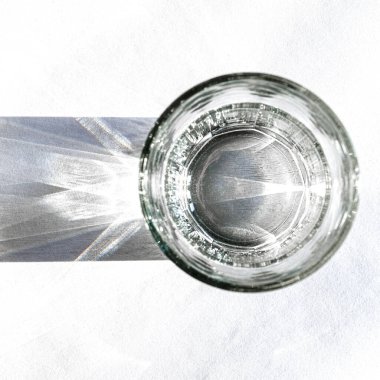 Cam kabı padajet keskin gölge, beyaz bir arka plan üzerinde duruyor. Metin için boş yer