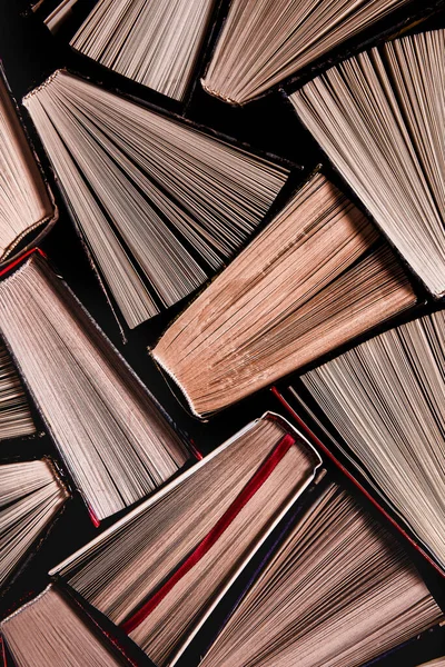 서적가게 도서관에 다채롭고 두꺼운 책들이 어두운 배경에 준비가 — 스톡 사진