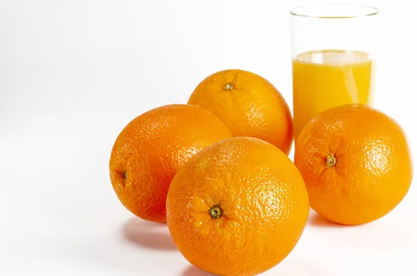 Vaso Zumo Naranja Fresco Con Frutas Frescas Sobre Fondo Blanco —  Fotos de Stock